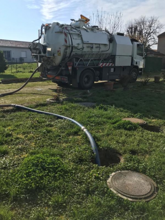 Vidange et nettoyage d'une fosse toutes eaux à Bessières, Garidech, AB ASSAINISSEMENT EXPRESS